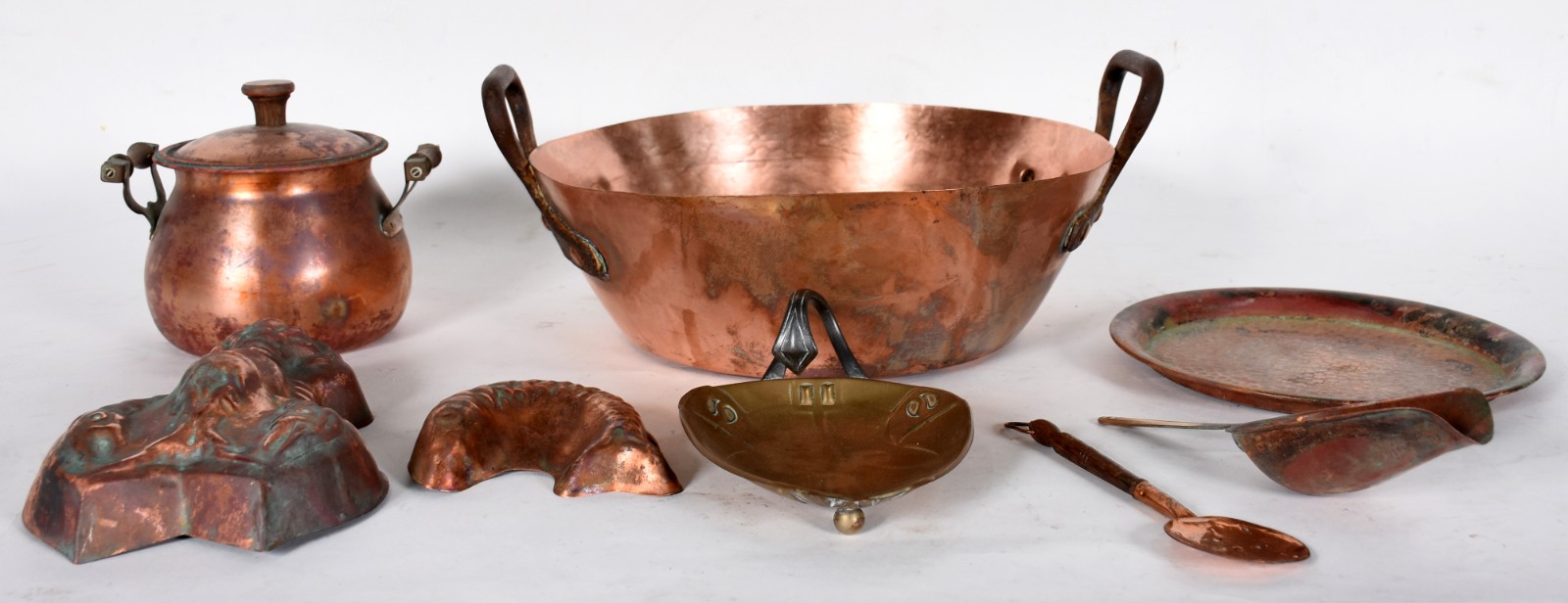 Lote com sete peças diversas de cobre e 1 peça de metal dourado. - foto 1 de 4