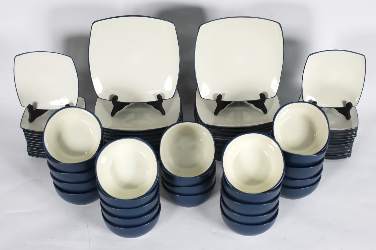 Aparelho de jantar GIBSON composto de 24 pratos rasos, 24 bowls e 24... - foto 1 de 5