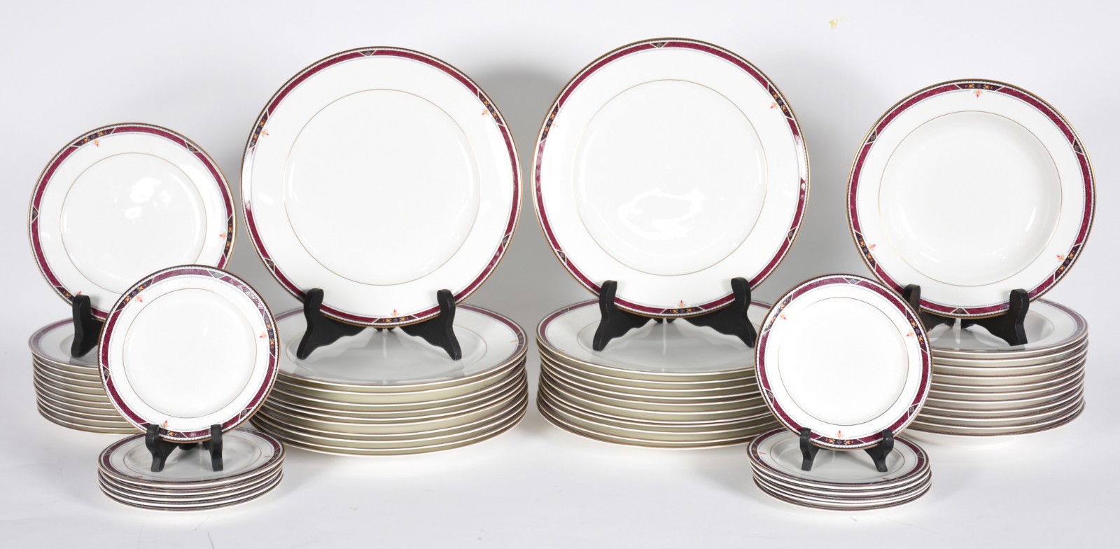 Aparelho "Royal Bone China", composto de: 23 pratos rasos, 12 pratos... - foto 1 de 3