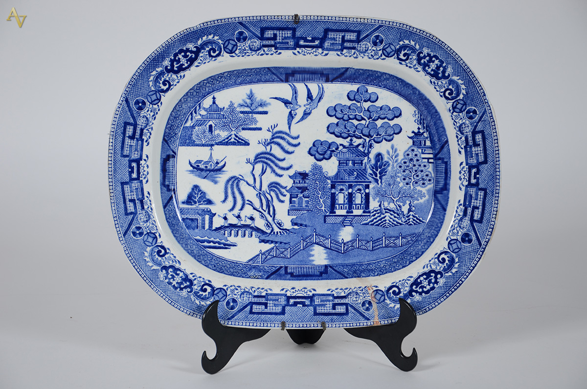 Travessa de faiança inglesa azul pombinho, medindo 30 x 40 cm. - foto 1 de 2