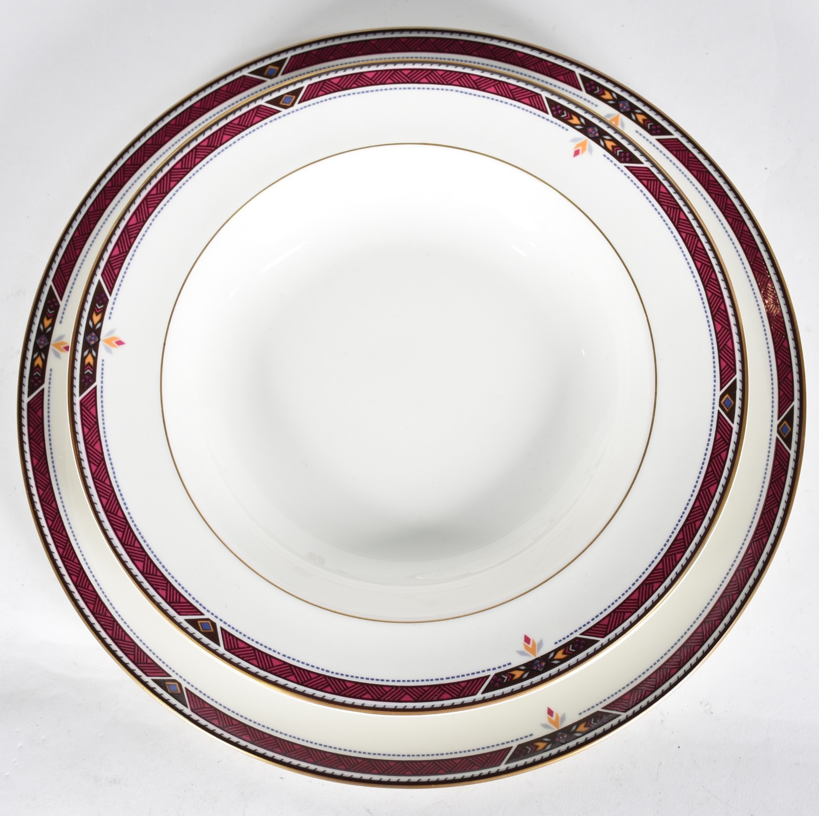 Aparelho "Royal Bone China", composto de: 23 pratos rasos, 12 pratos... - foto 2 de 3