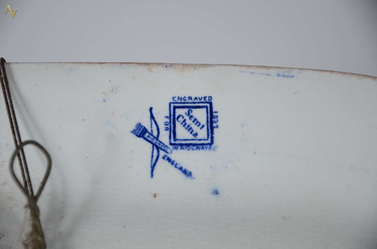 Travessa de faiança inglesa azul pombinho, medindo 30 x 40 cm. - foto 2 de 2
