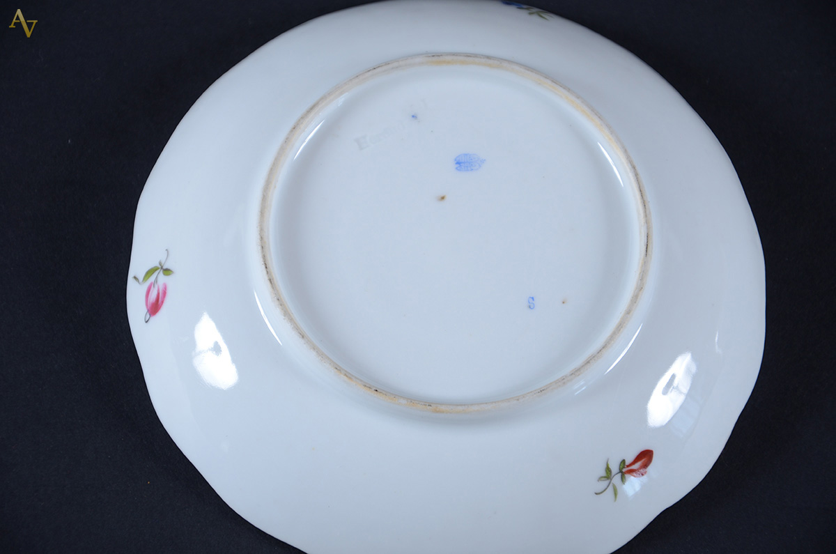 Sete peças diversas de porcelana, sendo 2 de MEISSEN (diâmetros 17 e... - foto 2 de 3