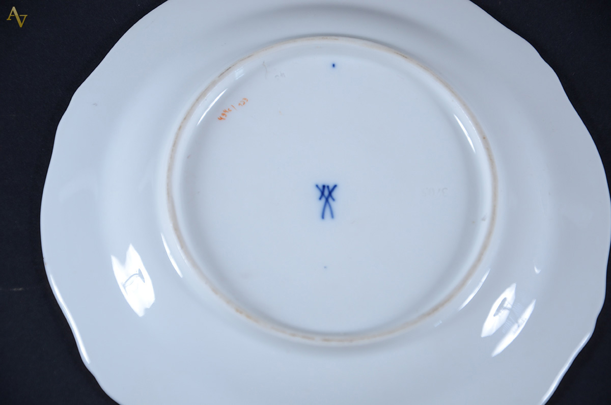 Sete peças diversas de porcelana, sendo 2 de MEISSEN (diâmetros 17 e... - foto 3 de 3