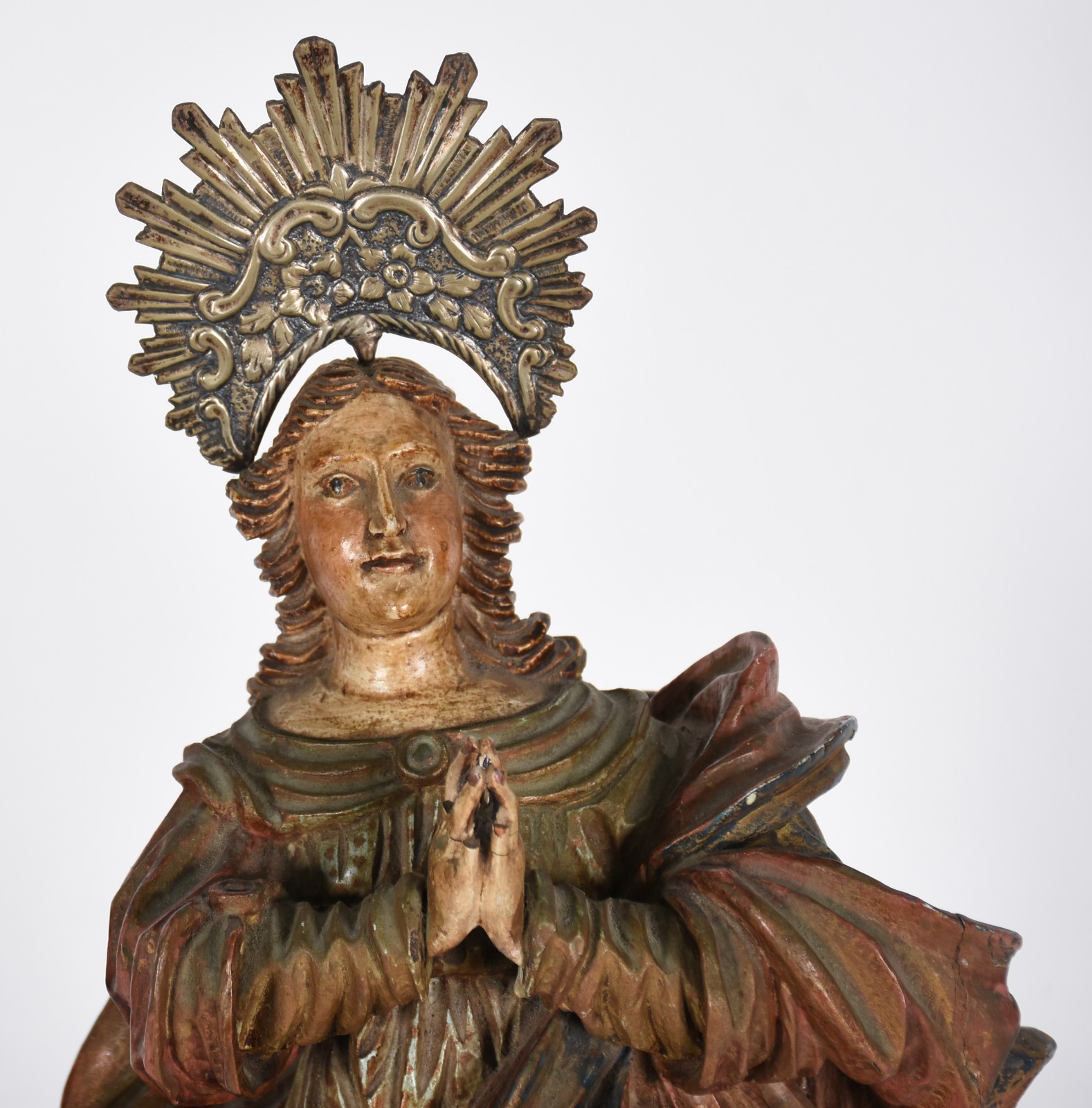 Imagem de Nossa Senhora ricamente entalhada em madeira, resplendor de... - foto 2 de 6