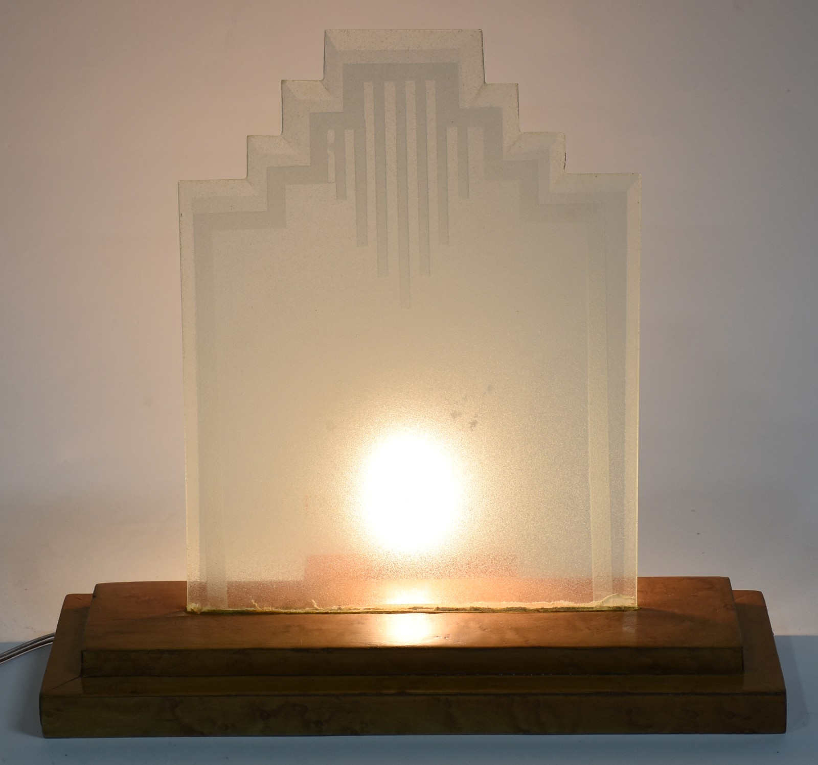 Quebra Luz Art Deco com base de madeira e vidro fosco. - foto 3 de 4