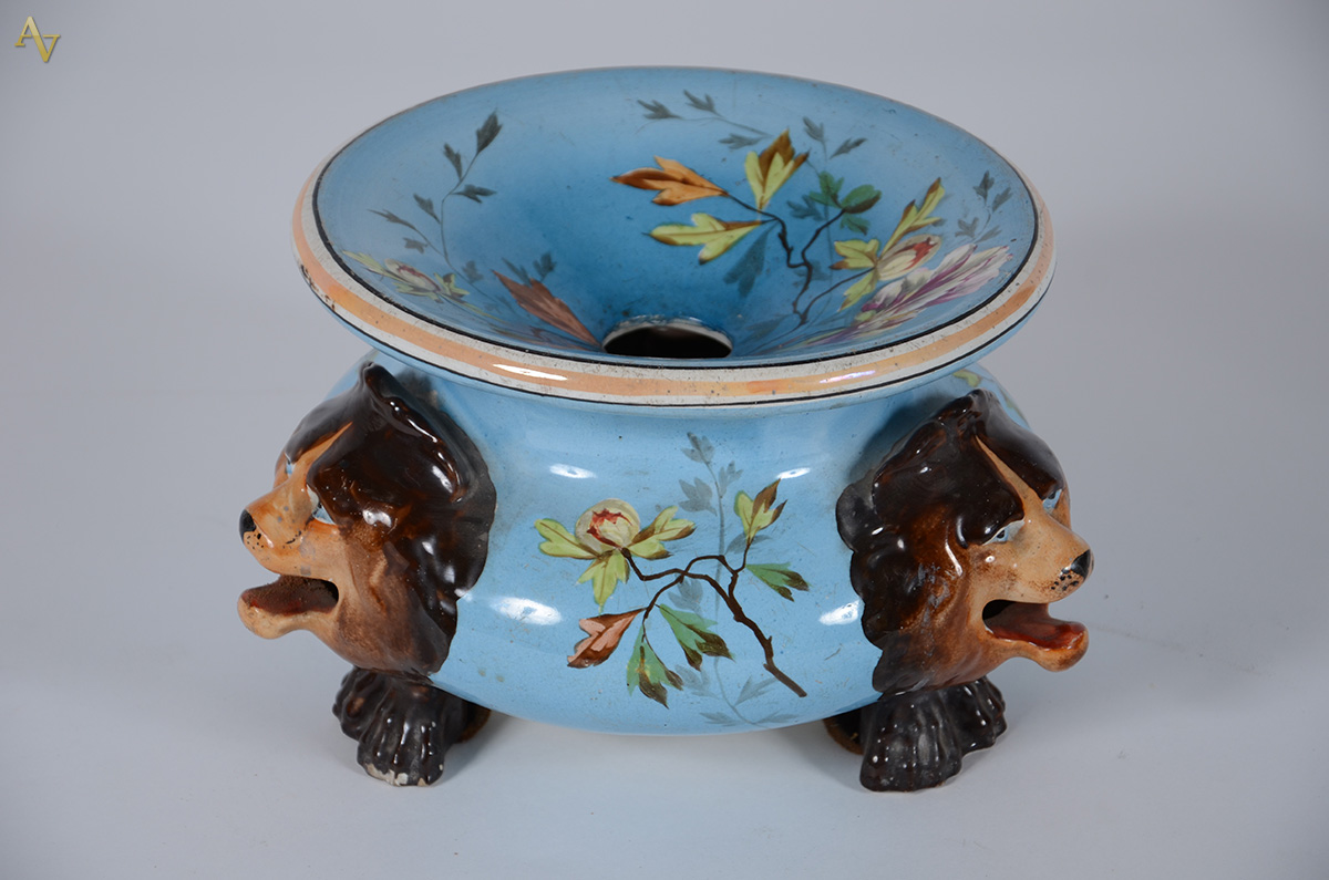Cuspideira de porcelana policromada, diâmetro 25 cm. - foto 1 de 2