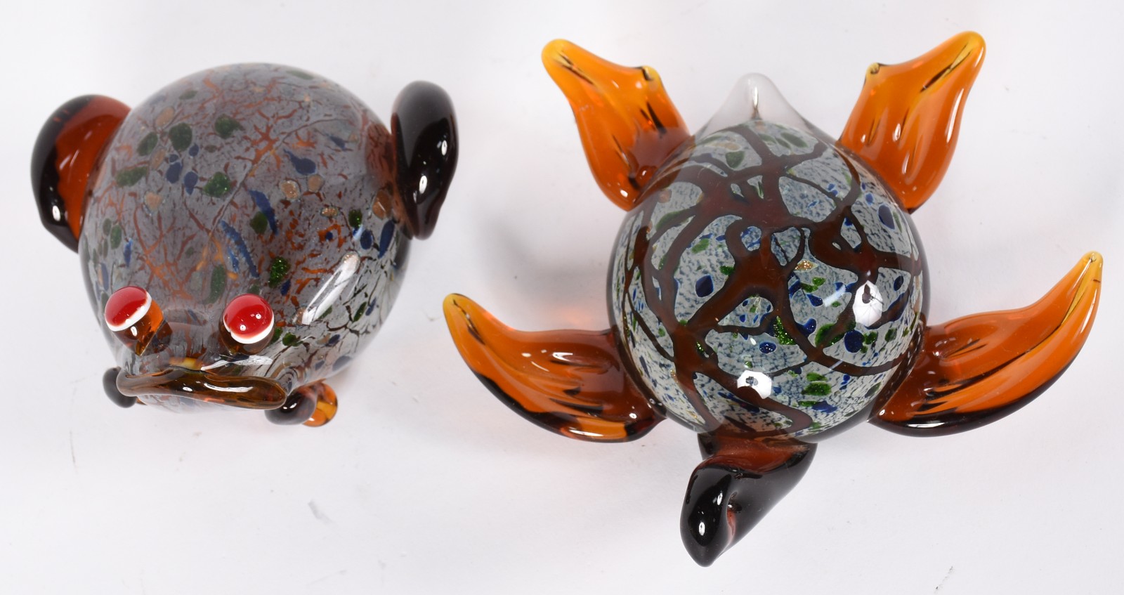 Duas estatuetas de murano com pó de ouro sendo uma tartaruga e um... - foto 2 de 5