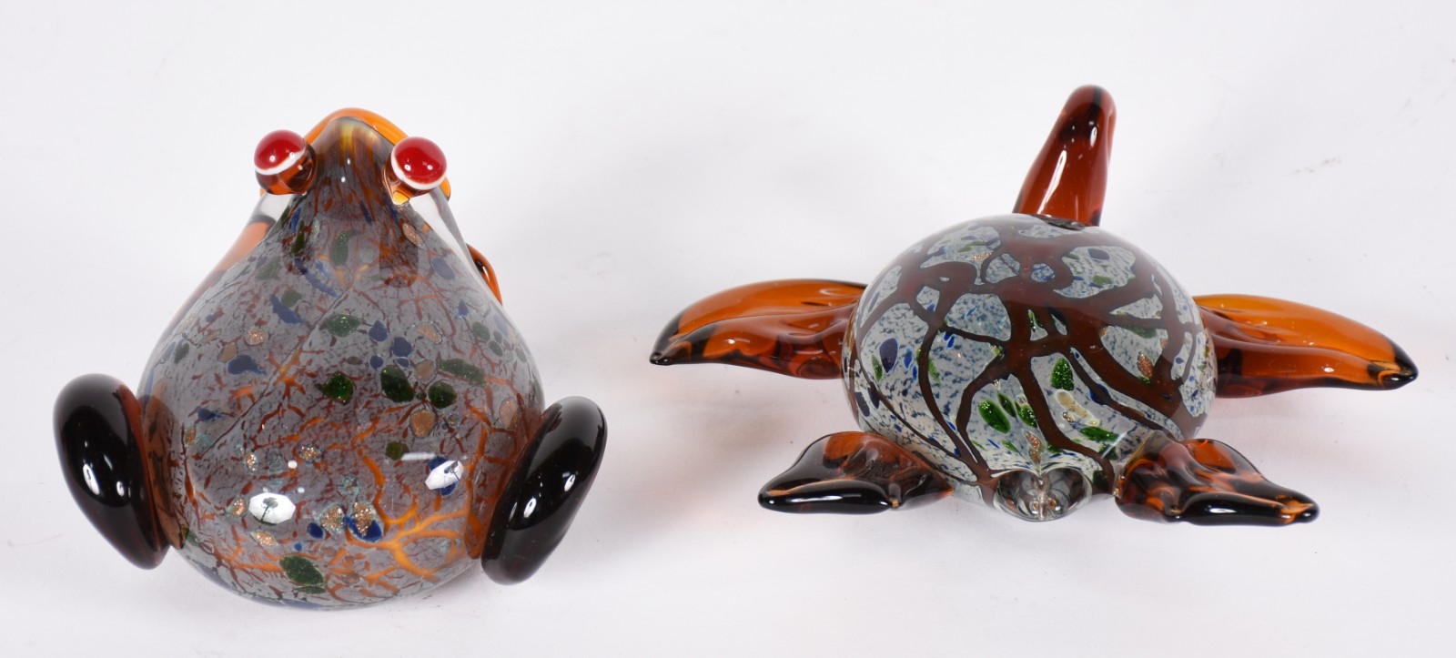 Duas estatuetas de murano com pó de ouro sendo uma tartaruga e um... - foto 3 de 5