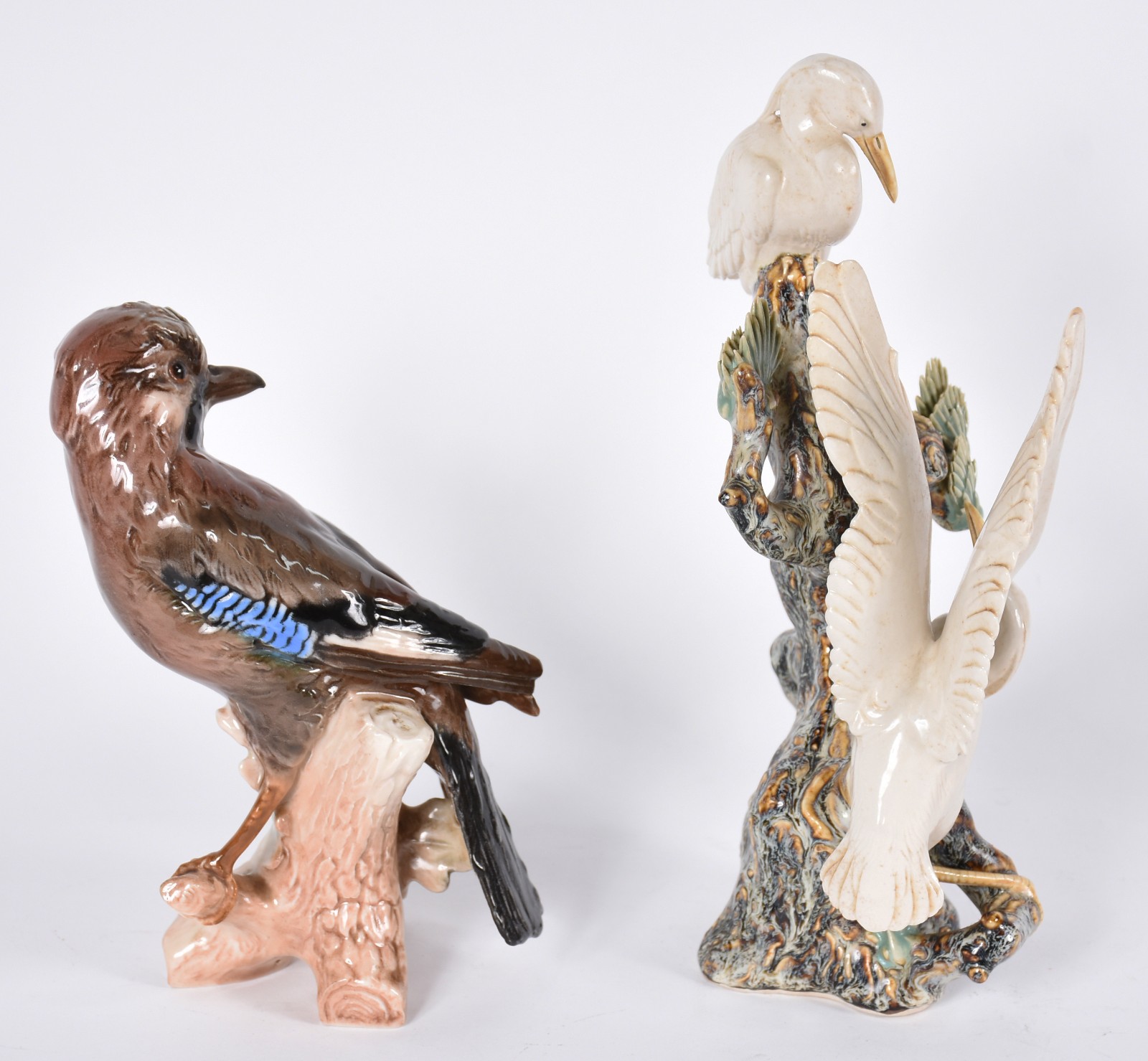 Duas estatuetas representando pássaros de porcelana policromada. - foto 2 de 8