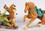 Dois cavalos chineses de cerâmica oriental poli... - Dois cavalos chineses de cerâmica oriental policromada (um com rabo quebrado).