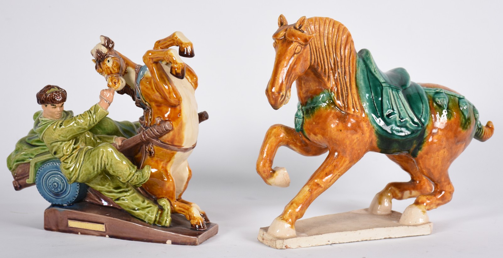 Dois cavalos chineses de cerâmica oriental policromada (um com rabo... - foto 1 de 7
