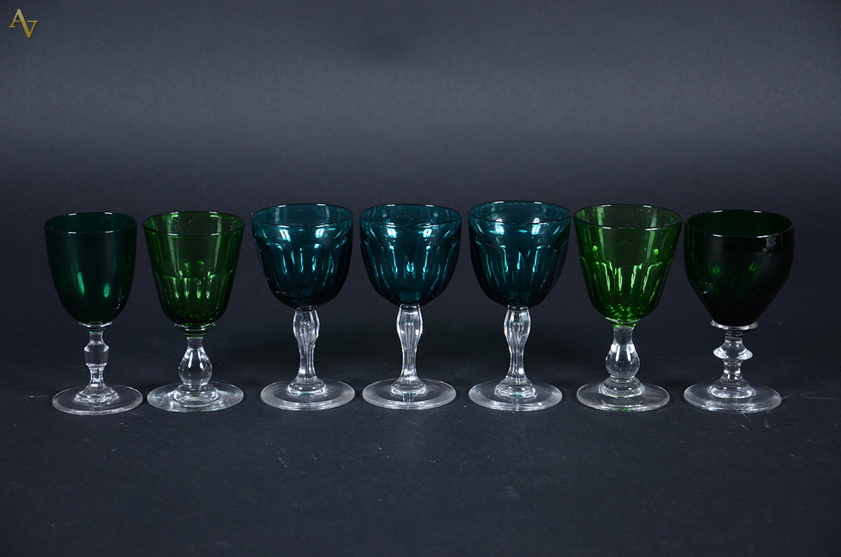 Sete calices diveroas de cristal frances na cor verde.