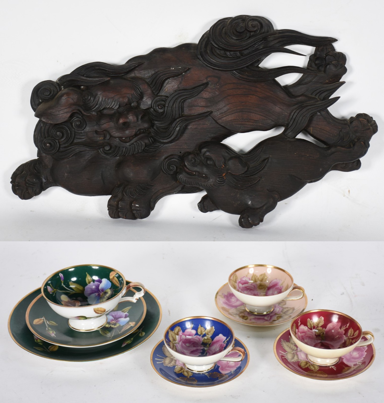 Cinco peças diversas, sendo quatro xícaras com pires de porcelana da... - foto 1 de 9