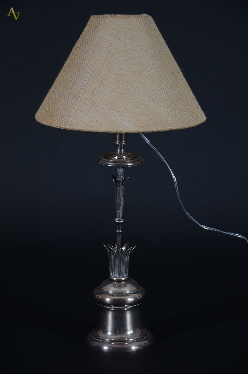 Abatjour de metal prateado, com cúpula bege, altura total 52 cm.