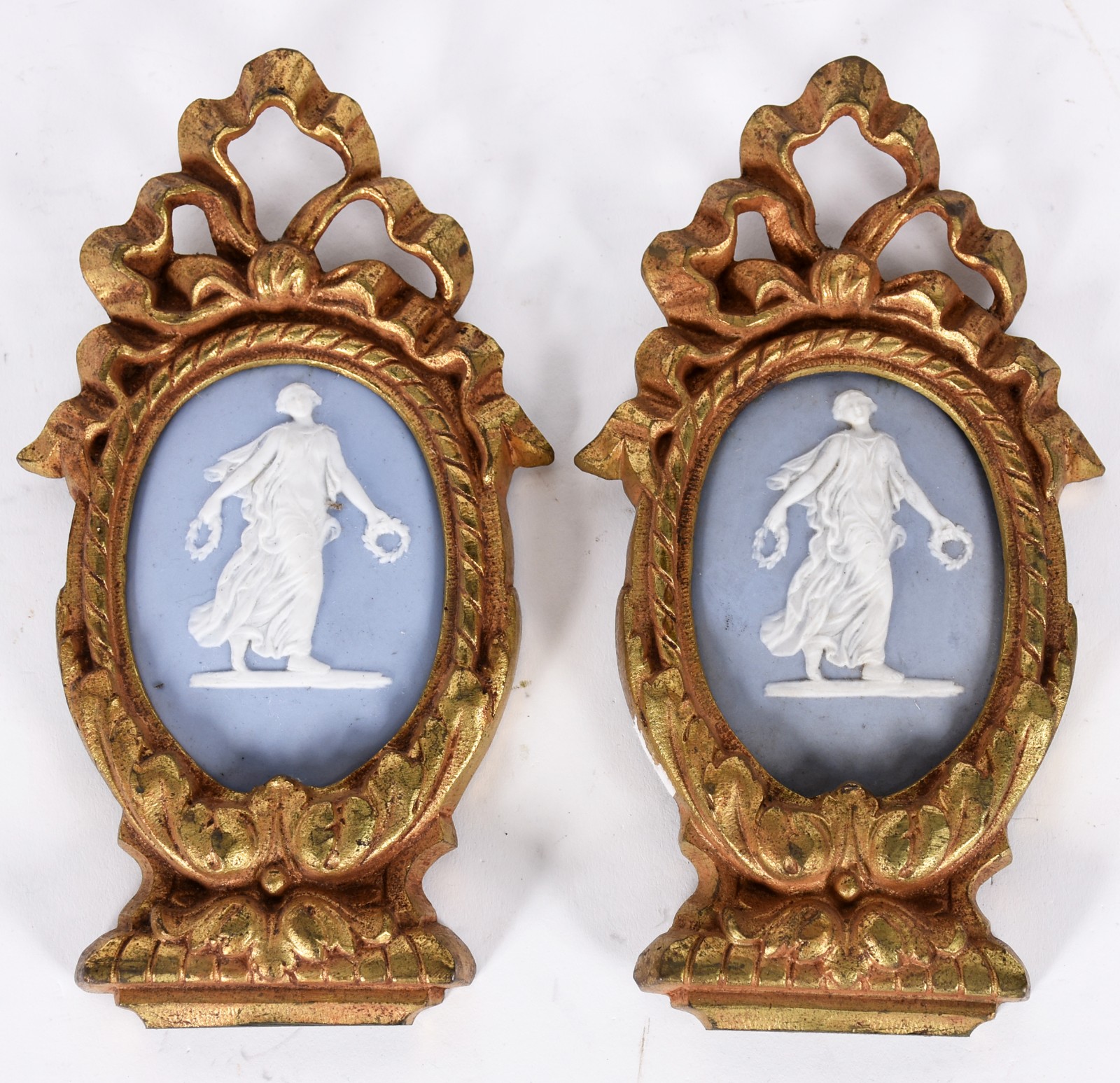 Par de placas ovais de biscuit ingles Wedgwood azul com figuras... - foto 1 de 2