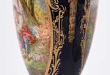 Ânfora com tampa de porcelana francesa na cor a... - Ânfora com tampa de porcelana francesa na cor azul cobalto, decorada com cena romântica em policromia assinada VERJOT, e do outro lado cenas de ...