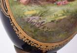 Ânfora com tampa de porcelana francesa na cor a... - Ânfora com tampa de porcelana francesa na cor azul cobalto, decorada com cena romântica em policromia assinada VERJOT, e do outro lado cenas de ...