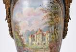 Ânfora com tampa de porcelana francesa na cor a... - Ânfora com tampa de porcelana francesa na cor azul cobalto, decorada com cena romântica em policromia assinada VERJOT, e do outro lado cenas de ...