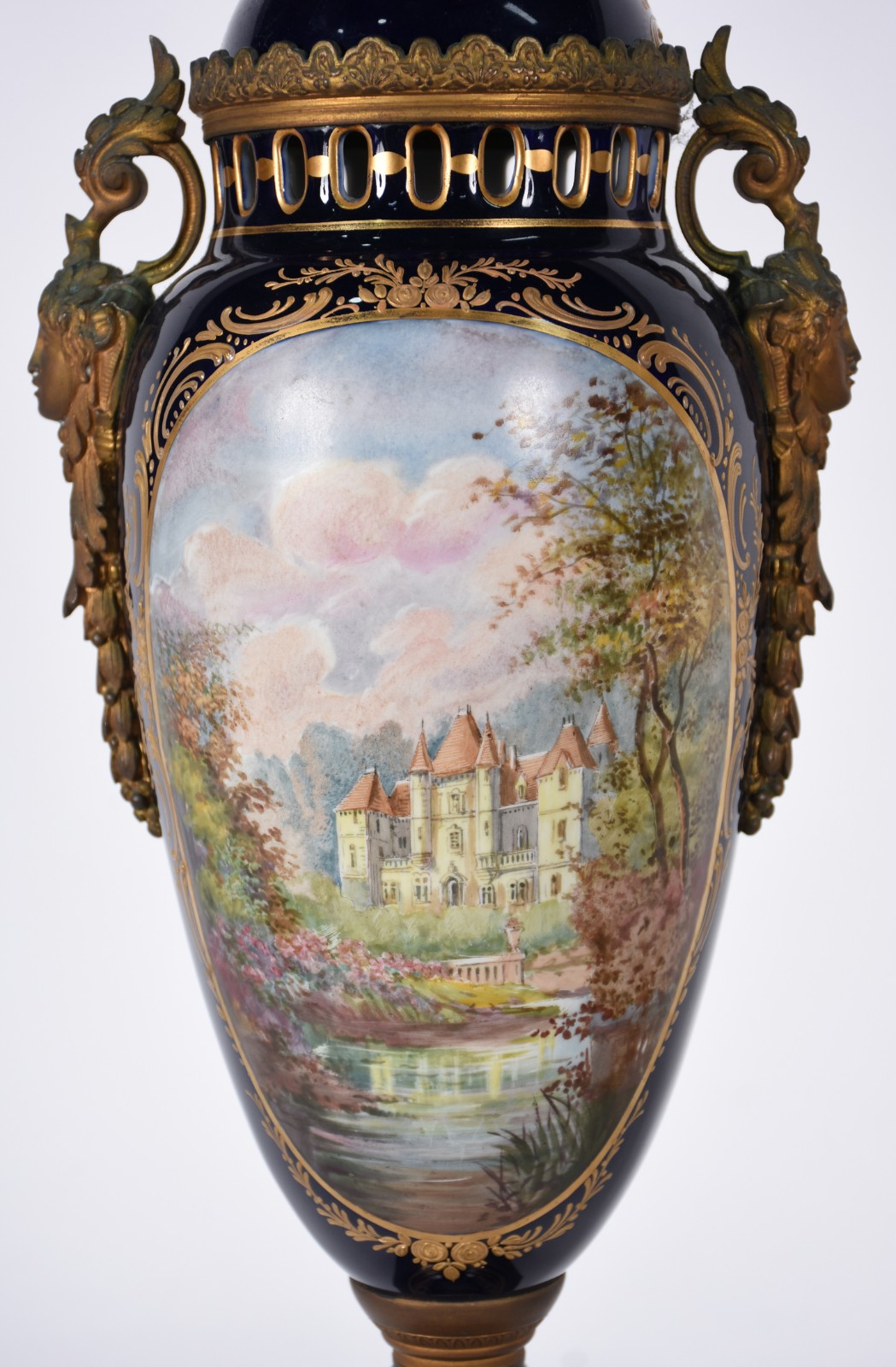 Ânfora com tampa de porcelana francesa na cor azul cobalto, decorada... - foto 10 de 11