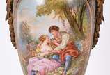 Ânfora com tampa de porcelana francesa na cor a... - Ânfora com tampa de porcelana francesa na cor azul cobalto, decorada com cena romântica em policromia assinada VERJOT, e do outro lado cenas de ...