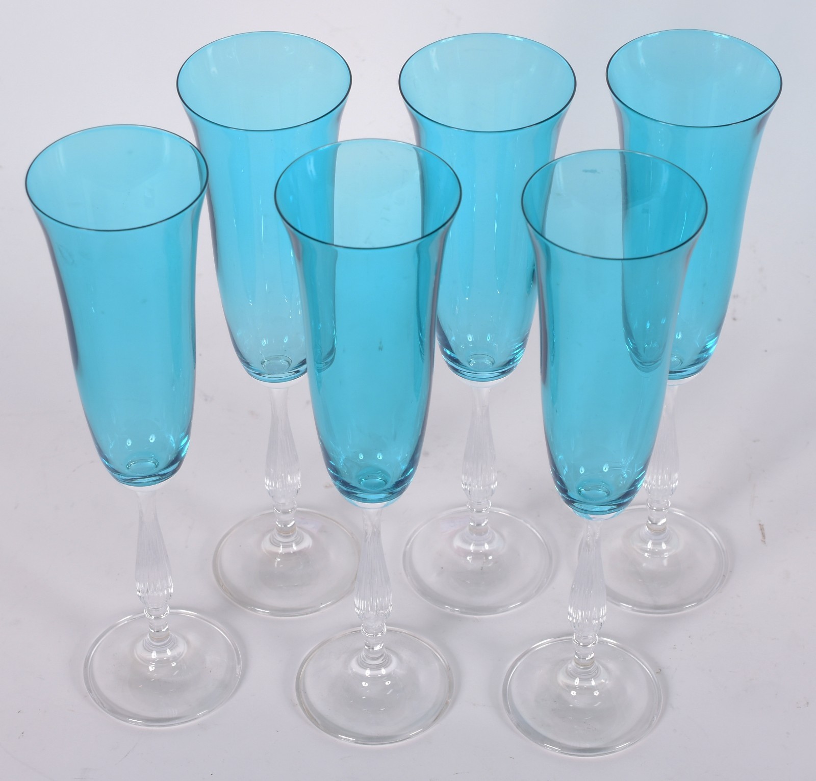 Seis flutes para champagne de vidro na cor turquesa. - foto 1 de 3
