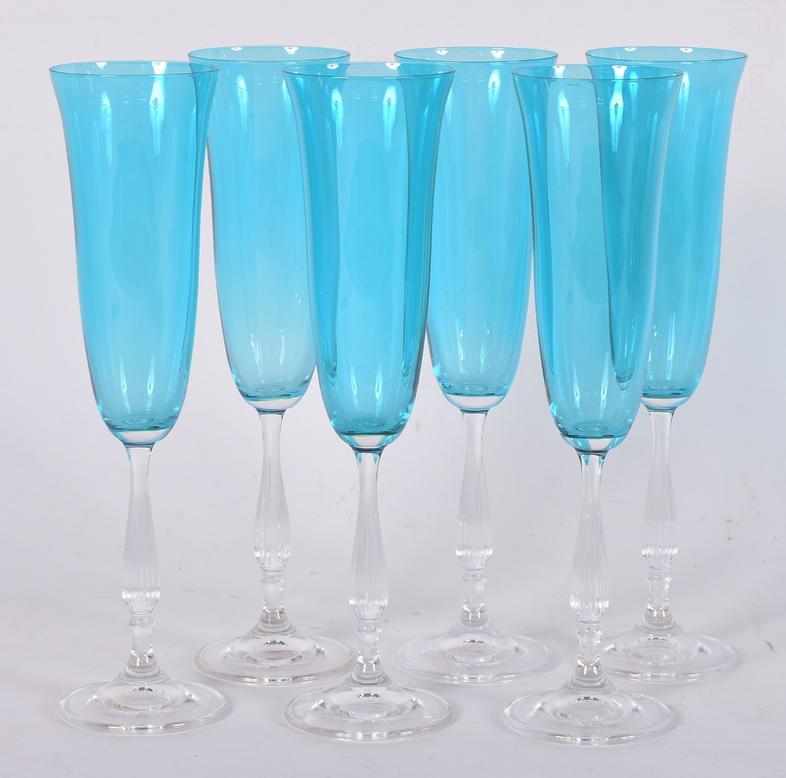 Seis flutes para champagne de vidro na cor turquesa. - foto 2 de 3