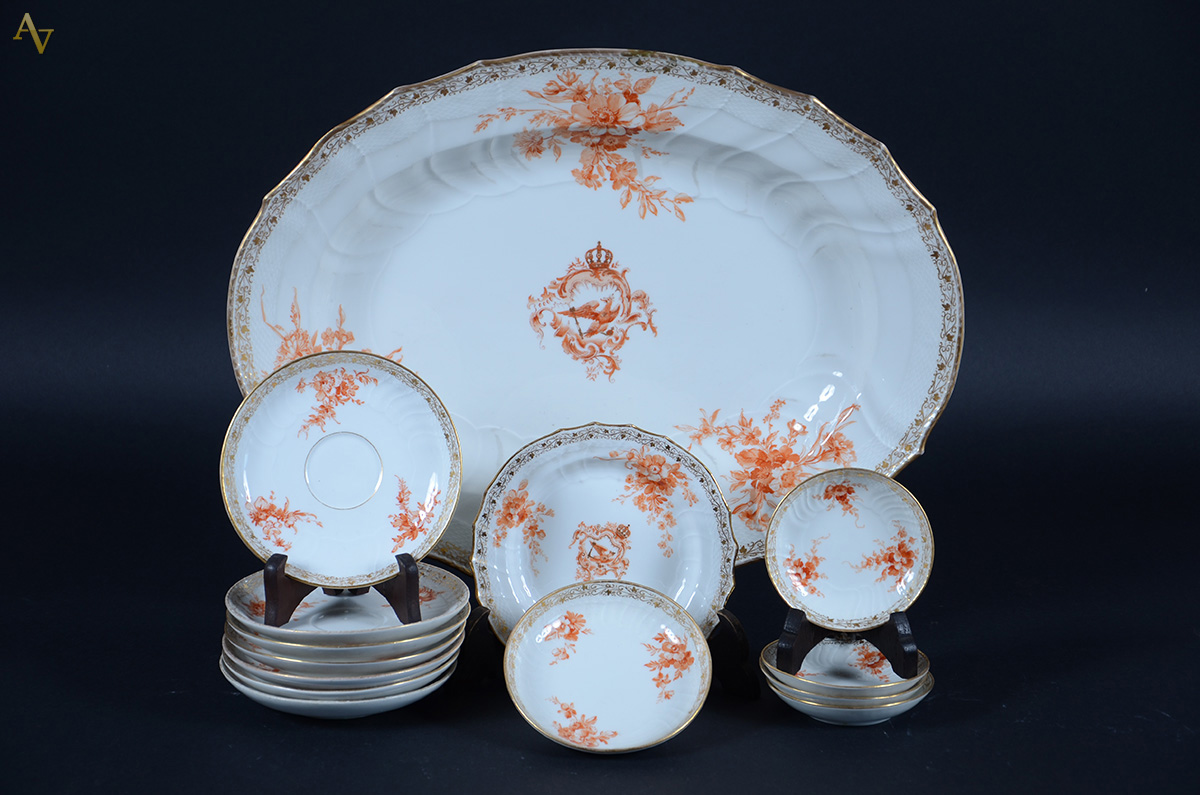 Conjunto com quatorze peças diversas de porcelana KPM, sendo a... - foto 1 de 2