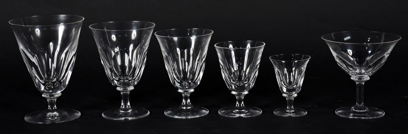 Serviço de cristal "dedão" (bicados) composto de 6 para água, 5 para... - foto 1 de 5
