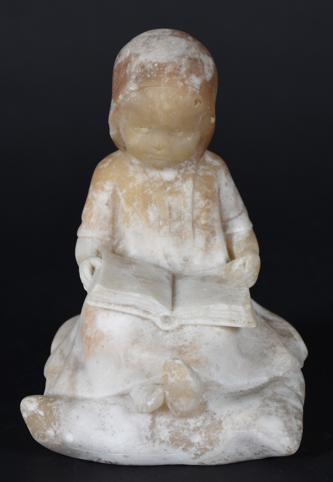 Estatueta de alabastro representando "menina com livro" (livro com... - foto 1 de 5