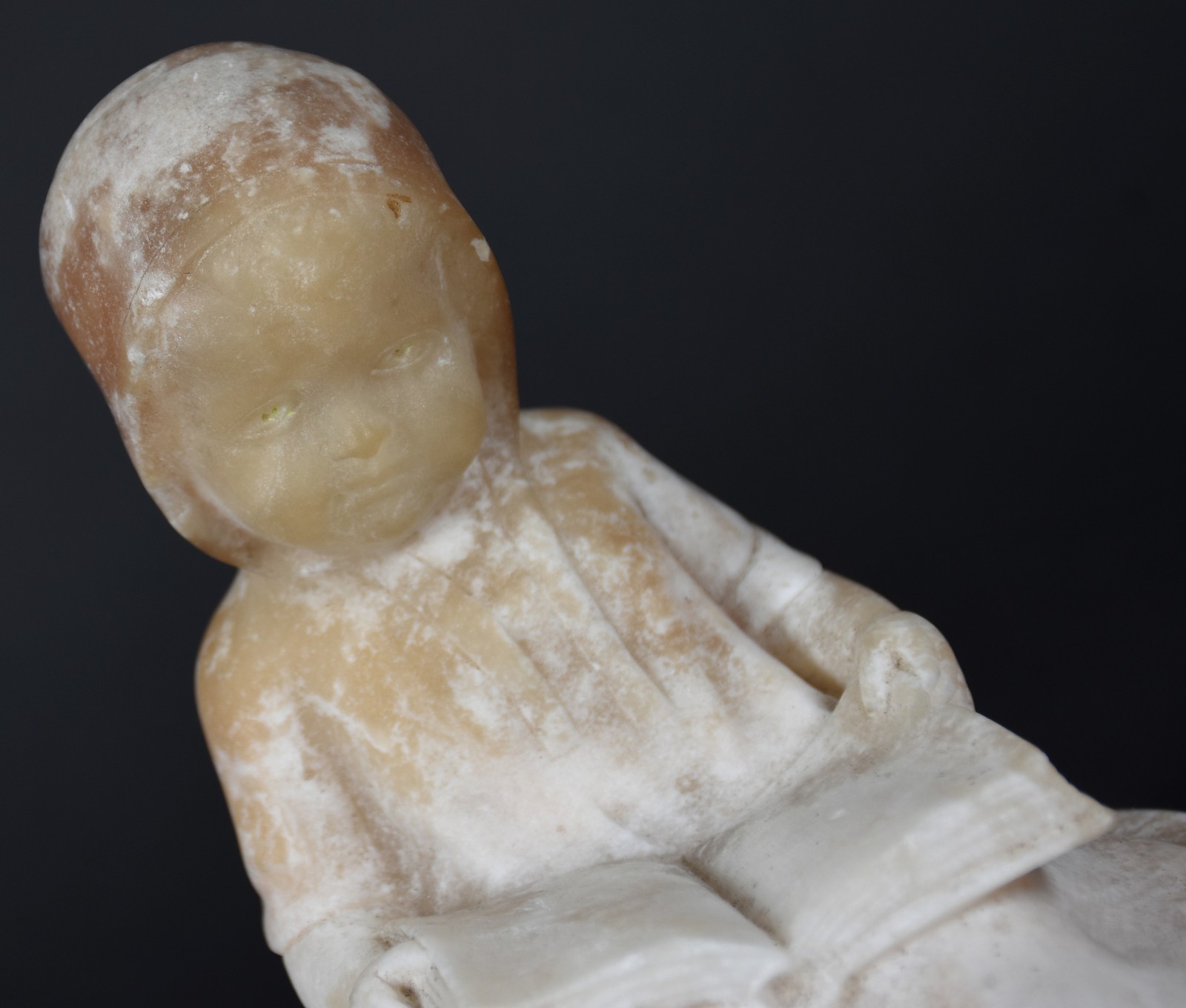 Estatueta de alabastro representando "menina com livro" (livro com... - foto 2 de 5