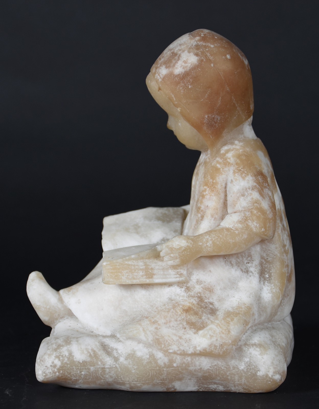 Estatueta de alabastro representando "menina com livro" (livro com... - foto 3 de 5