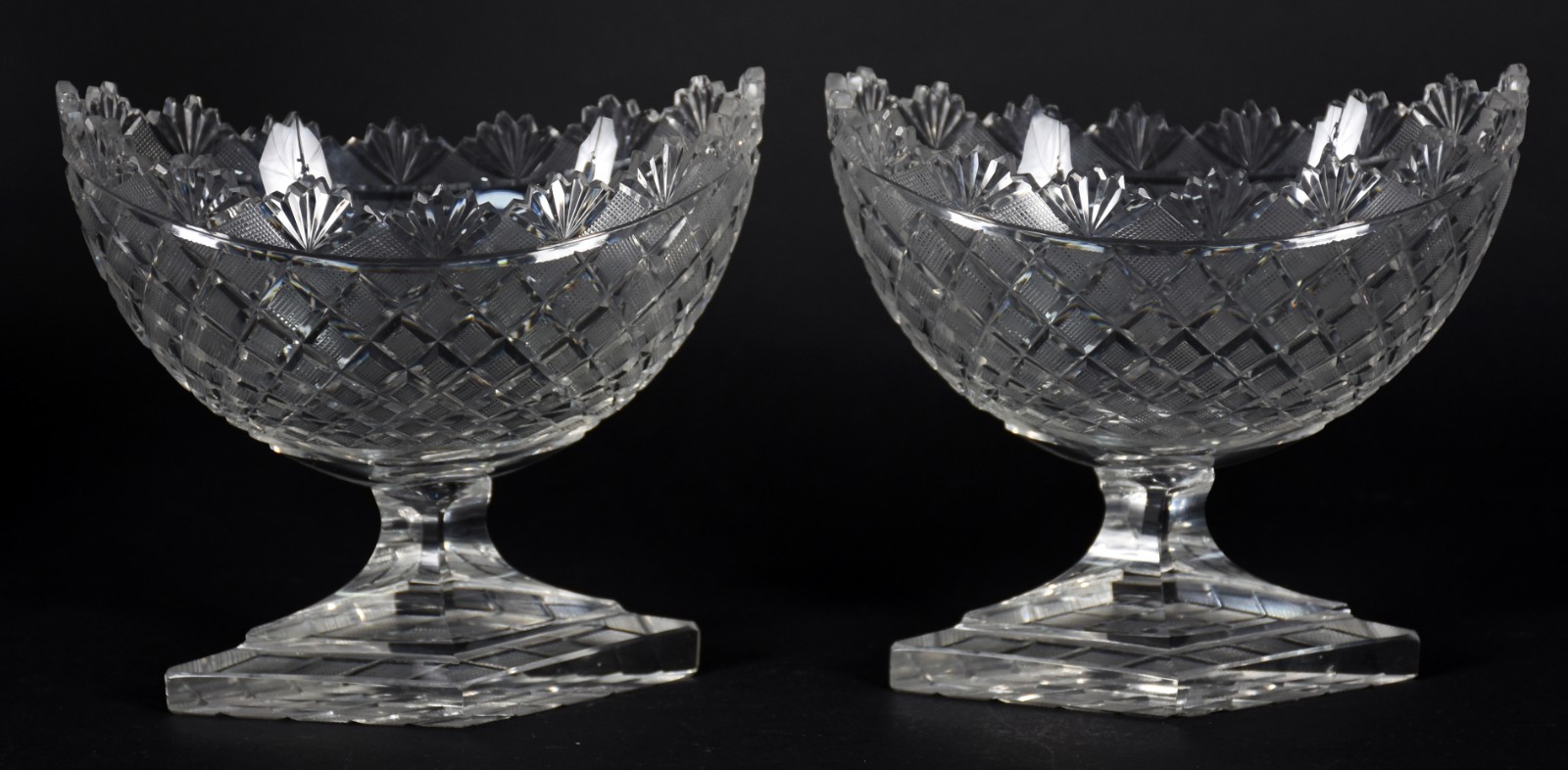 Par de pequenas fruteiras de cristal lapidado (uma com pequeno bicado... - foto 1 de 4