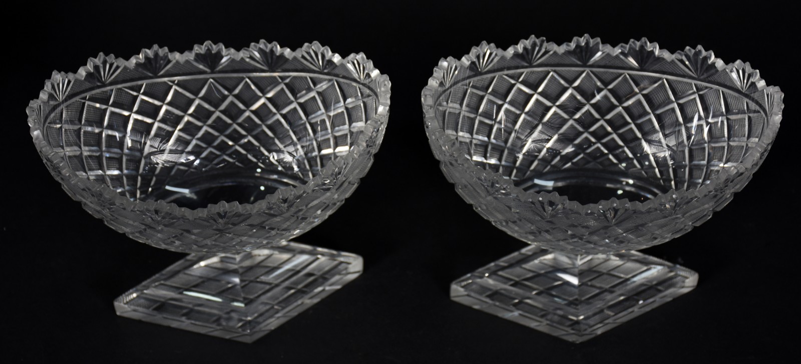Par de pequenas fruteiras de cristal lapidado (uma com pequeno bicado... - foto 2 de 4
