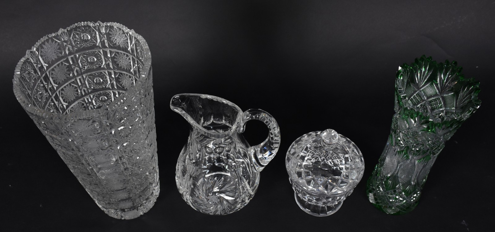 Quatro peças de cristal sendo 2 vasos um double verde, jarra e... - foto 2 de 4