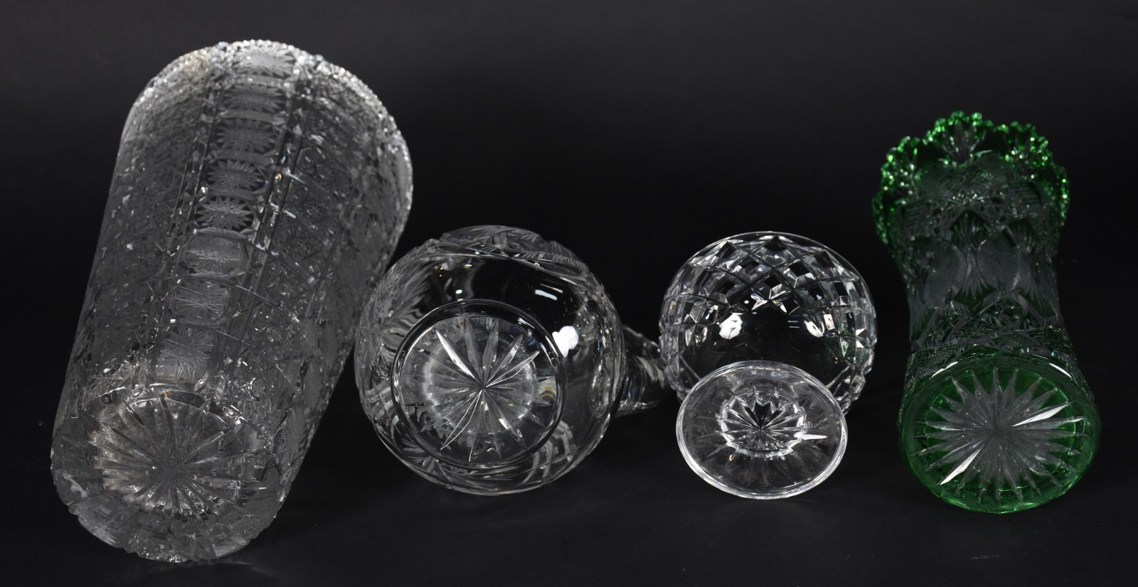 Quatro peças de cristal sendo 2 vasos um double verde, jarra e... - foto 3 de 4