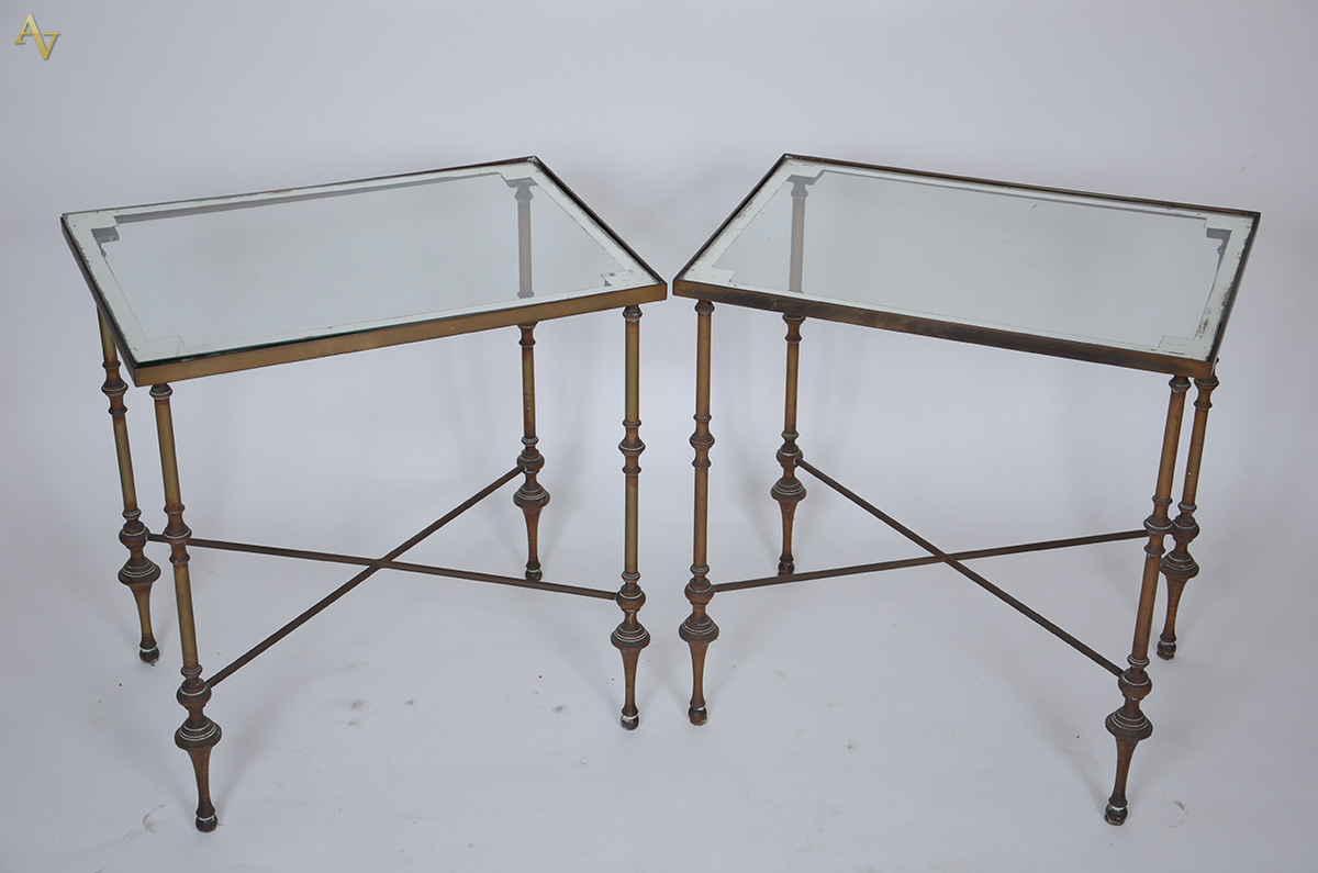 Par de mesas laterais de bronze com tampos de vidro, medindo 55 x 40...