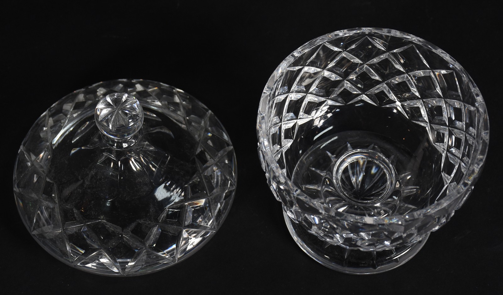 Quatro peças de cristal sendo 2 vasos um double verde, jarra e... - foto 4 de 4