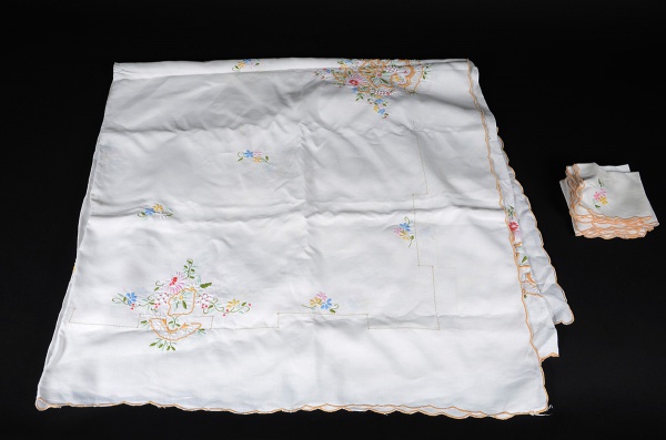 Toalha de mesa de linho branco com flores bordadas e 18 guardanapos...