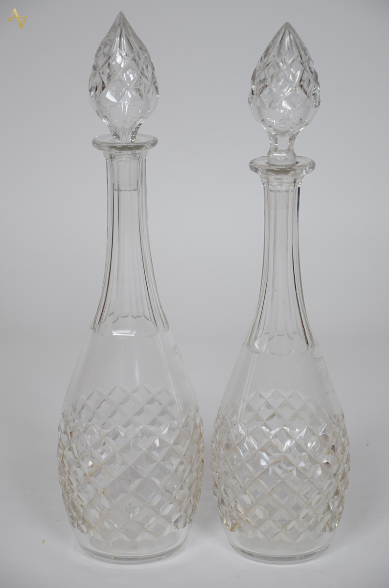 BACARAT - Par de licoreiras de cristal frances lapidado, assinados...