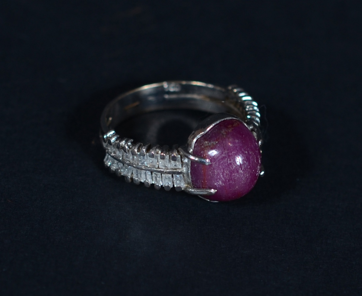 Anel de ouro branco com rubi cabochon e 36 brilhantes baguetes, peso... - foto 1 de 2