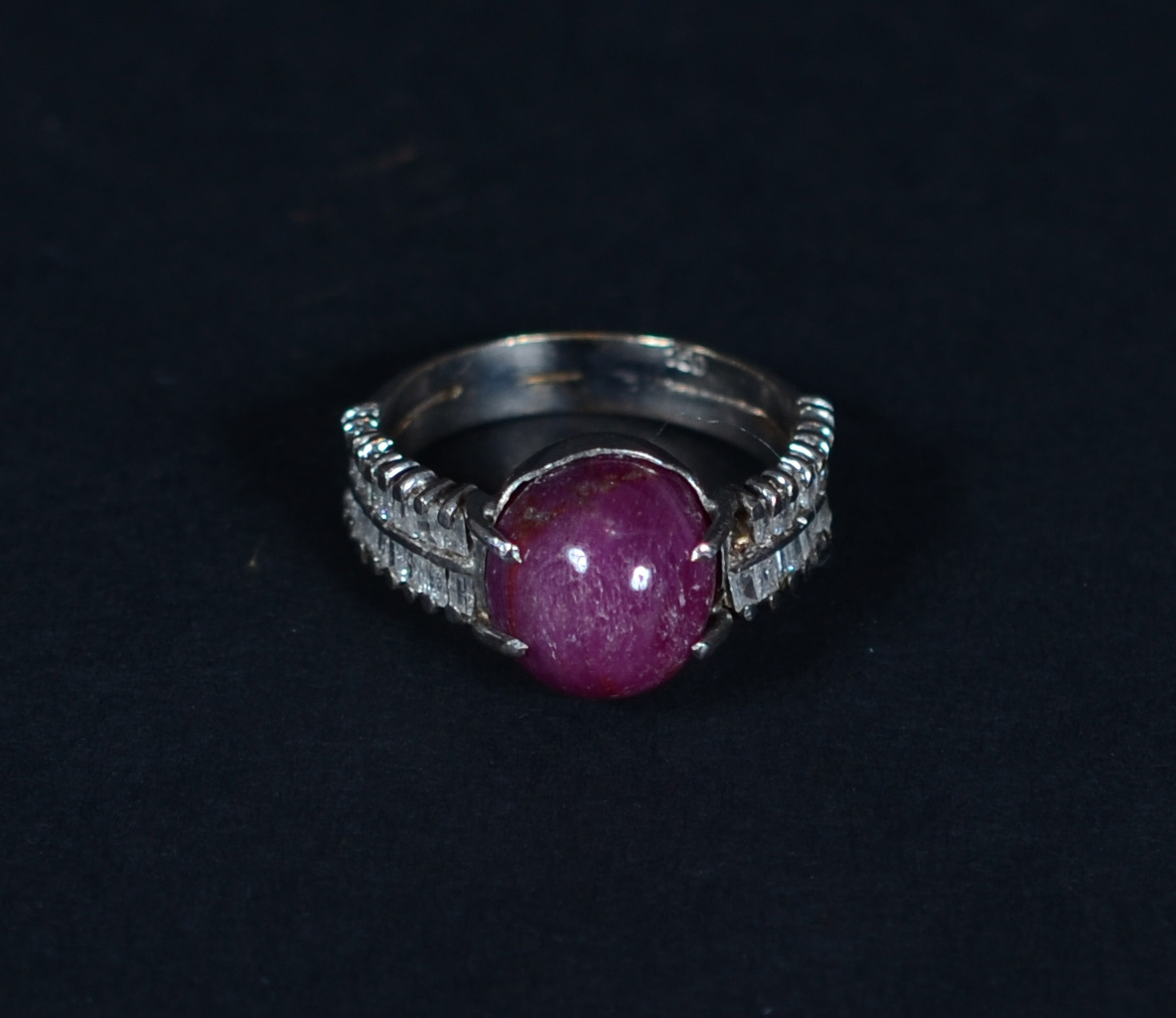 Anel de ouro branco com rubi cabochon e 36 brilhantes baguetes, peso... - foto 2 de 2