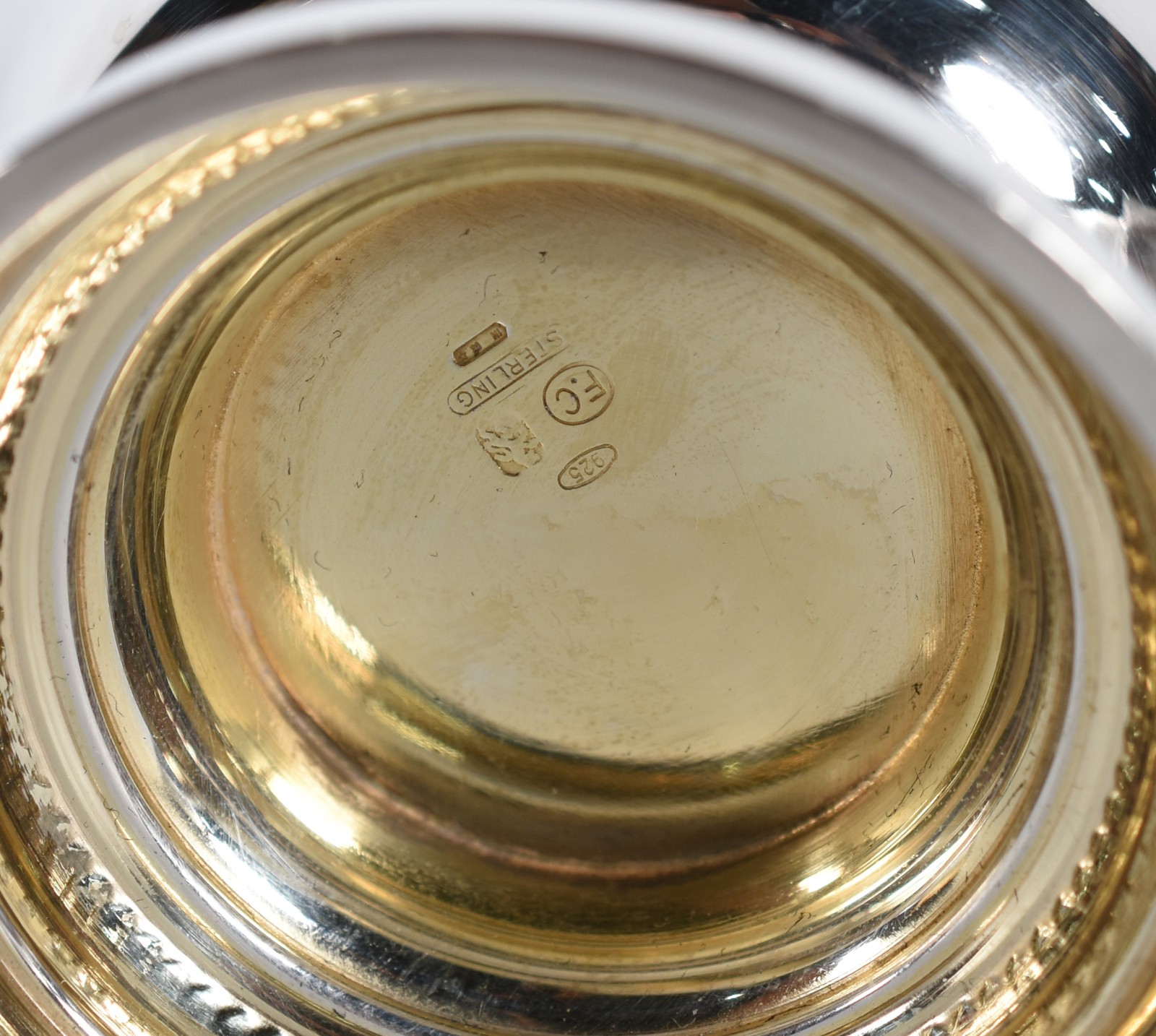 Copo de prata Sterling 925 mls contrastada, decorado com guirlandas... - foto 4 de 4
