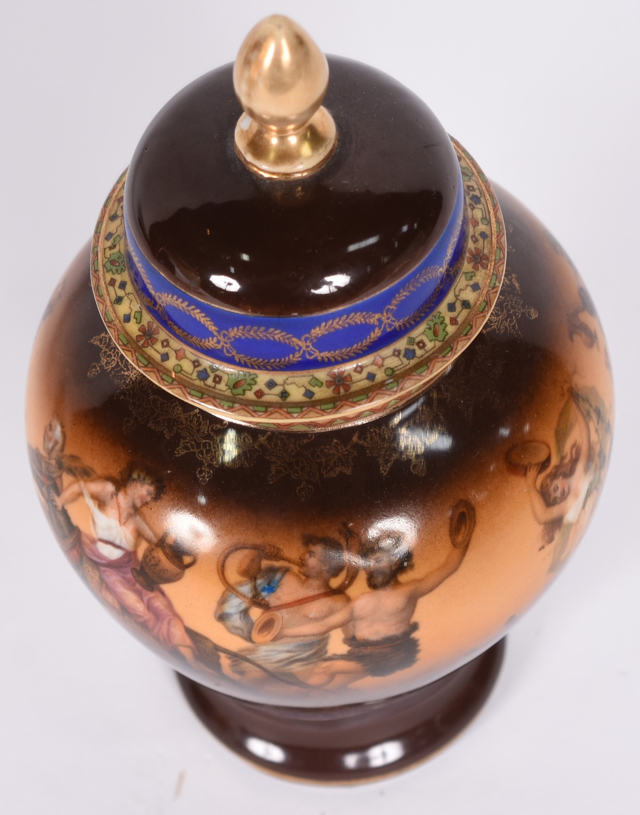 Potiche de porcelana tcheca policromada decorada com cenas românticas... - foto 2 de 4
