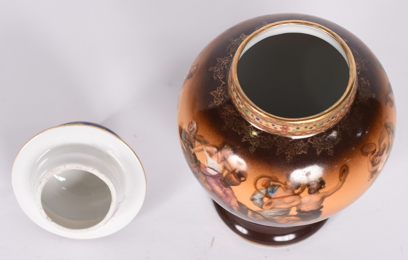 Potiche de porcelana tcheca policromada decorada com cenas românticas... - foto 3 de 4