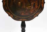 Mesa tilp top inglesa revestida em lacca negra,... - Mesa tilp top inglesa revestida em lacca negra, período "Vitoriano", século XIX. Tampo articulado, ornamentado com pintura de "Vila provençal" e...