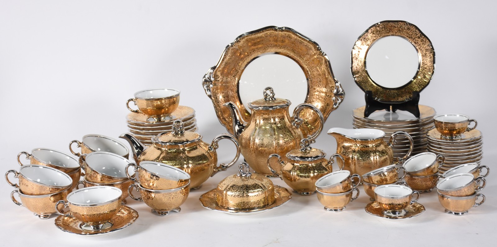 Aparelho de chá, café e bolo de porcelana Mauá, ricamente decorado em... - foto 1 de 5