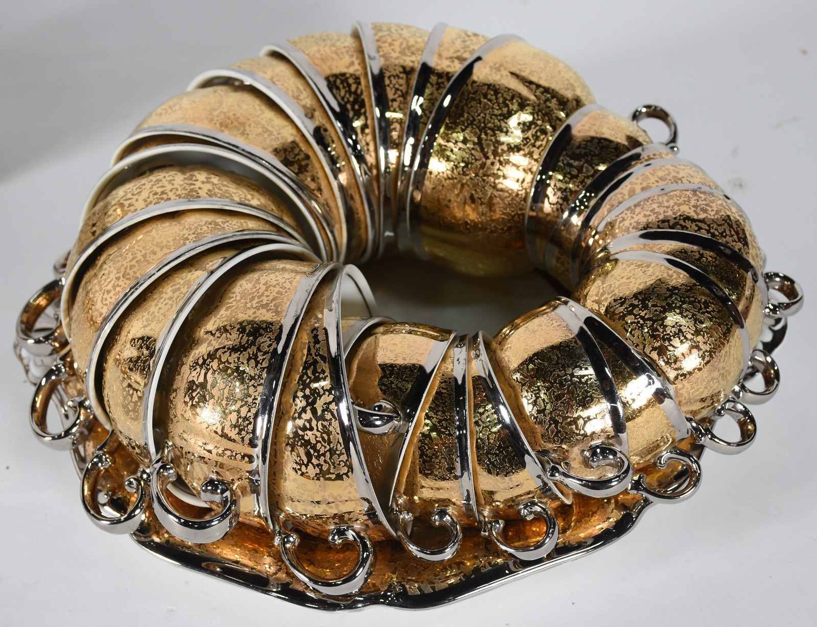Aparelho de chá, café e bolo de porcelana Mauá, ricamente decorado em... - foto 4 de 5