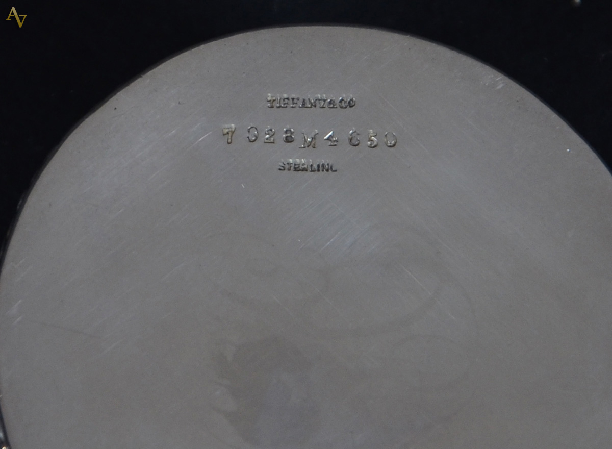 TIFFANY & CO - Pequena caixa de prata STERLING, trabalhada com flores... - foto 3 de 3