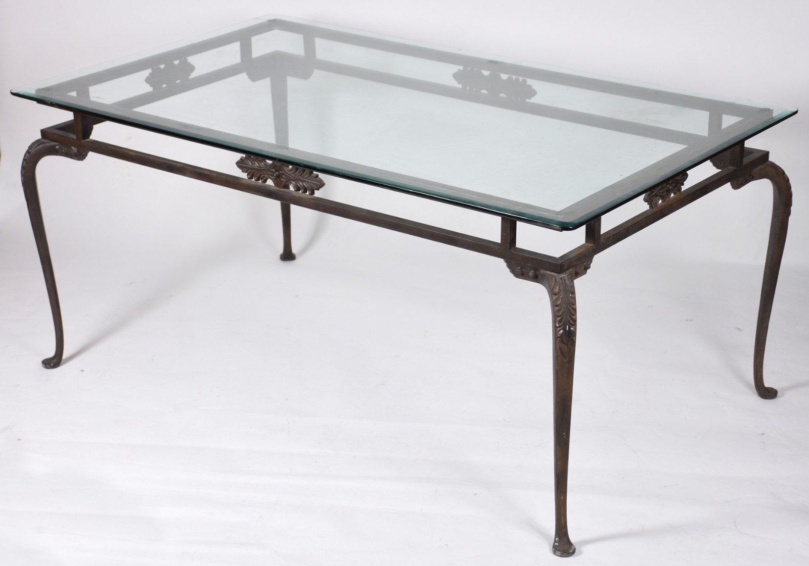 Mesa com base de metal, pernas ligeiramente arqueadas, tampo de vidro. - foto 1 de 4